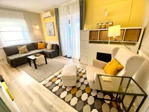 - un salon avec un canapé et une table dans l'établissement Avala Sunset Apartments, à Belgrade