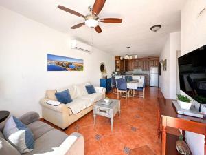 un soggiorno con divano e tavolo di Mexican Ambience Townhome with Pool #1 a Puerto Peñasco
