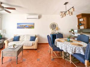 un soggiorno con tavolo e divano di Mexican Ambience Townhome with Pool #1 a Puerto Peñasco
