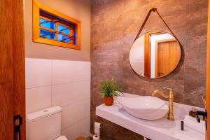 a bathroom with a sink and a mirror at Solar da Matutina- Centro Histórico a 4 min da Rua do Lazer- Casa nova com piscina e vista maravilhosa in Pirenópolis