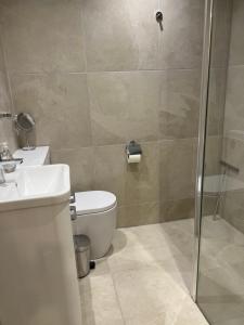 Keswick Ground floor apartment with parking的一间浴室