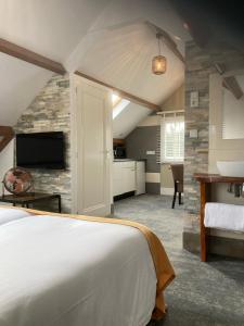 una camera da letto con un letto grande e un muro di pietra di Duinstrand Burgh-Haamstede a Burgh Haamstede