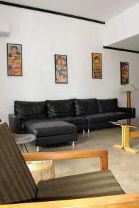 sala de estar con sofá negro y mesa en Large Modern 3BR 2 BATH Apt in Central Location for Families, Workers, Groups en Fyshwick