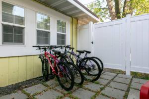 een groep fietsen geparkeerd naast een huis bij Quaint Guest House With Walkable Locale in Watkins Glen