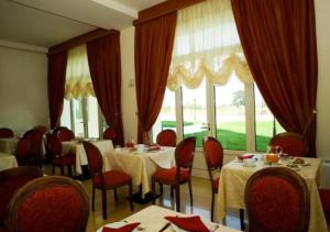 Reštaurácia alebo iné gastronomické zariadenie v ubytovaní Hotel Marconi