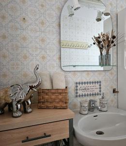 uma casa de banho com um lavatório e um espelho em CASA BLANCA em Santa Pola