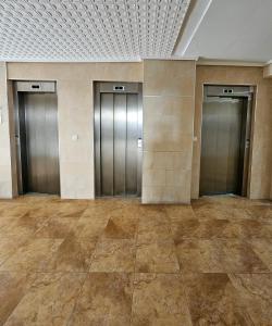 uma fila de elevadores num edifício com portas em CASA BLANCA em Santa Pola