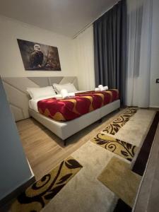 - une chambre avec un grand lit et un tapis dans l'établissement Hotel Bar-Restorant Fresku, à Fushë-Arrëz