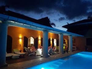 een villa met een zwembad in de nacht bij Villa Los Gorgones Sea View in Las Galeras