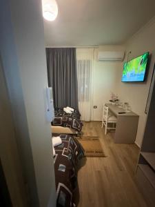 TV in/ali zabaviščno središče v nastanitvi Hotel Bar-Restorant Fresku