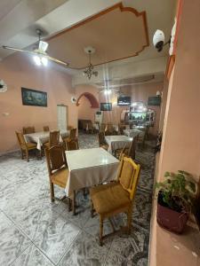 - un restaurant avec des tables et des chaises dans une salle dans l'établissement Hotel Bar-Restorant Fresku, à Fushë-Arrëz
