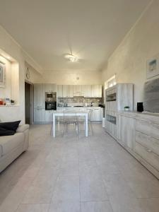 O bucătărie sau chicinetă la Appartamento con Terrazza