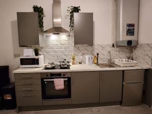 Una cocina o zona de cocina en SuperValue Suite 6 - Fast WiFi, Hotel Linen, Keyless Entry, City only 10 Mins - BY PROPERTY PROMISE