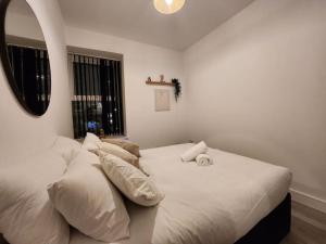 Cama o camas de una habitación en SuperValue Suite 6 - Fast WiFi, Hotel Linen, Keyless Entry, City only 10 Mins - BY PROPERTY PROMISE