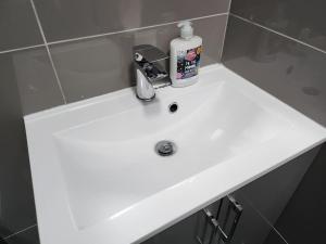 Imagen de la galería de SuperValue Suite 6 - Fast WiFi, Hotel Linen, Keyless Entry, City only 10 Mins - BY PROPERTY PROMISE, en Cardiff