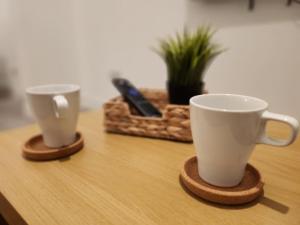 Utensilios para hacer té y café en SuperValue Suite 6 - Fast WiFi, Hotel Linen, Keyless Entry, City only 10 Mins - BY PROPERTY PROMISE