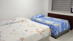 duas camas num quarto com estrelas em APARTAMENTO DE 3 ALCOBAS H-8MR CERCA AL MAR CON PISCINA AIRE ACONDICIONADO Y WIFi em Cartagena das Índias