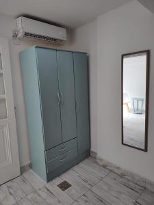 Armario azul en una habitación con espejo en Casa Blanca en Santiago del Estero
