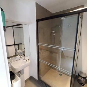 y baño con ducha y lavamanos. en Apto completo perto Hosp Sirio Libanês, en São Paulo
