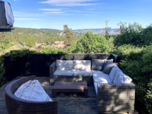 ein Sofa und einen Couchtisch auf einer Terrasse in der Unterkunft The best view in Oslo in Oslo