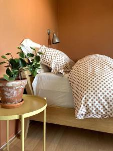 um quarto com uma cama e uma mesa com um vaso de plantas em The best view in Oslo em Oslo