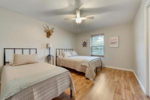 - une chambre avec 2 lits et un ventilateur de plafond dans l'établissement Our Keller Oasis, à Keller