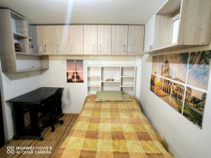 Habitación pequeña con cama y piano en Apartamento en El Tambo - Huancayo, en Huancayo