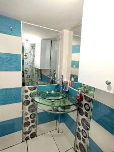 Habitación con baño con lavabo de cristal. en Apartamento en El Tambo - Huancayo, en Huancayo