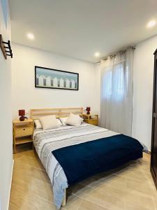 una camera da letto con un letto grande in una stanza di Patraix nice suite a Valencia