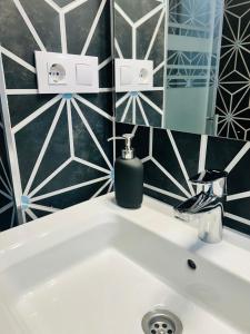un bagno con lavandino e specchio di Patraix nice suite a Valencia