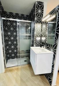 un bagno con una parete piastrellata in bianco e nero di Patraix nice suite a Valencia