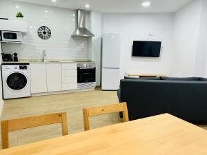 una cucina e un soggiorno con un divano e un tavolo di Patraix nice suite a Valencia Altre 6 foto