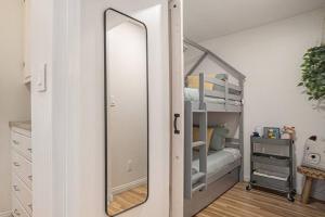 espejo en un dormitorio con litera en Boutique Charm 3BR w/ Huge Deck en Bonita