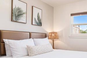 Ένα ή περισσότερα κρεβάτια σε δωμάτιο στο Boutique Charm 3BR w/ Huge Deck