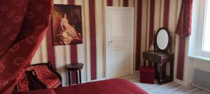 A bed or beds in a room at Suite Napoléon - La Halte d'Eugénie