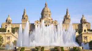 ein Gebäude mit einem Brunnen vor einem Gebäude in der Unterkunft Hotel Indigo Barcelona Plaza Espana, an IHG Hotel in Barcelona