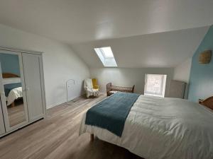 une chambre avec un lit et un miroir dans l'établissement La petite Semuroise, à Semur-en-Auxois