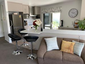 sala de estar con sofá y cocina en Villa55, en Christchurch