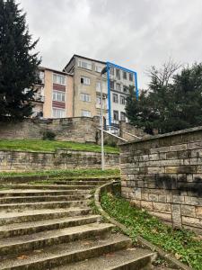 un conjunto de escaleras frente a un edificio en Park View 301, en Estambul
