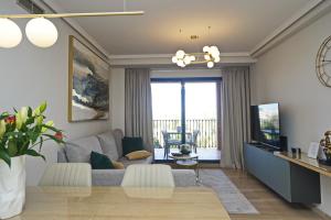 een woonkamer met een bank en een tv bij Paradise Rentals Denia VilaMar 2 in Denia