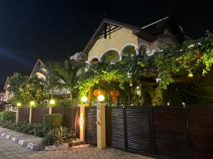 una casa con una recinzione di fronte ad essa di notte di Paradise estate a Accra