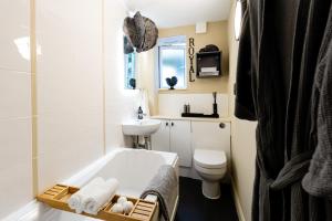 y baño con bañera, aseo y lavamanos. en Cosy Flat in Bath "Maia", en Bath