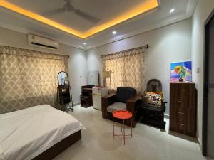 una camera con letto, scrivania e sedia di Paradise estate a Accra