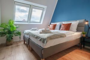 um quarto com uma cama grande com duas toalhas em BENVILLE Freital - WLAN - Nespresso Kaffee - Windbergblick em Freital