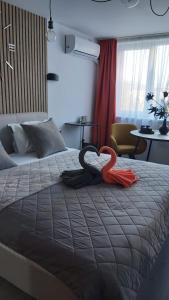 sypialnia z łóżkiem z dwoma łabędziami w obiekcie Residence 57 w mieście Reşiţa
