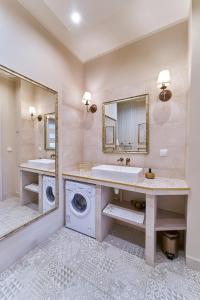 un bagno con lavandino e lavatrice di LAGUNA Willa Leśna 25 RETRO przy Parku Zdrojowym a Polanica-Zdrój