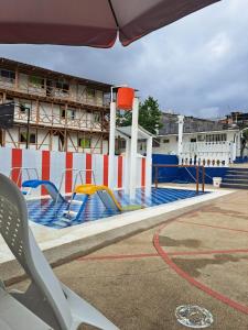 Hotel santa marta Melgar في ميلغار: مسبح بزحاليق وملعب