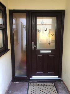 una porta nera con un numero sopra di The private Minton Mews No 3 a Bournemouth
