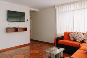 - un salon avec un canapé et une télévision dans l'établissement MODERNO DEPARTAMENTO CON 4 HABITACIONES, à Huancayo