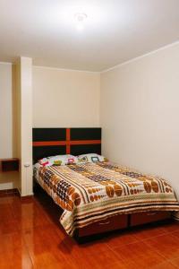 - une chambre avec un lit dans l'établissement MODERNO DEPARTAMENTO CON 4 HABITACIONES, à Huancayo